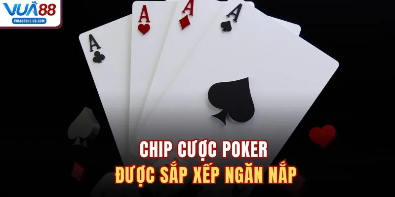 Chip cược poker được sắp xếp ngăn nắp
